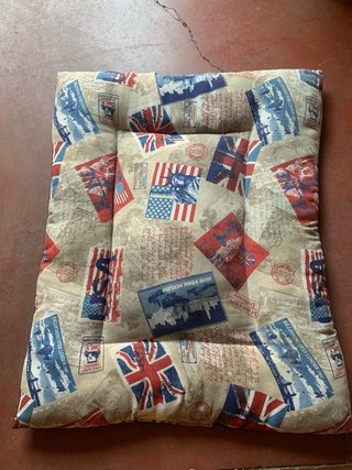 Cama para perro con diseño de viajes