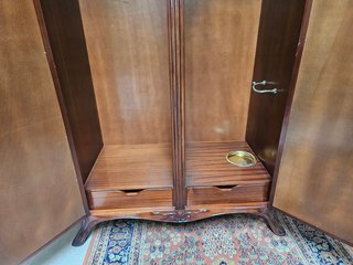 Armário antigo com portas espelhadas