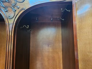 Armário antigo com portas espelhadas