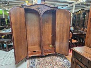 Armário antigo com portas espelhadas