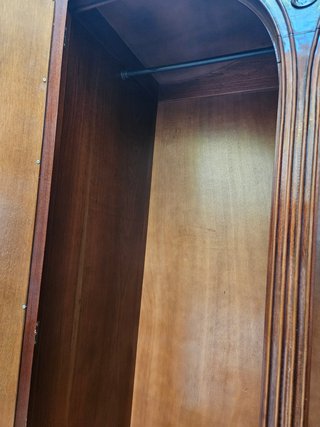 Armário antigo com portas espelhadas
