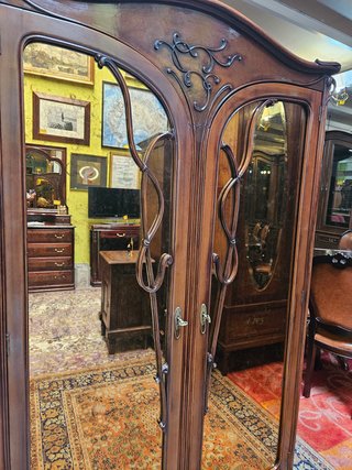 Armário antigo com portas espelhadas