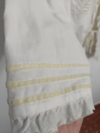 Chaqueta beige bordada