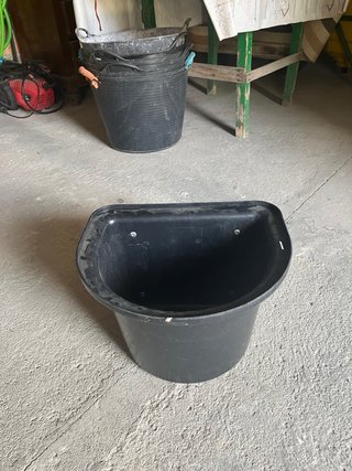 Comedero para caballos de plástico