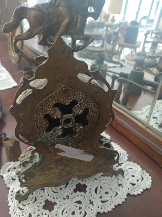 Reloj de sobremesa de bronce con jinete,