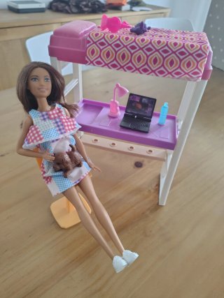 Barbie Muñeca con Muebles Dormitorio