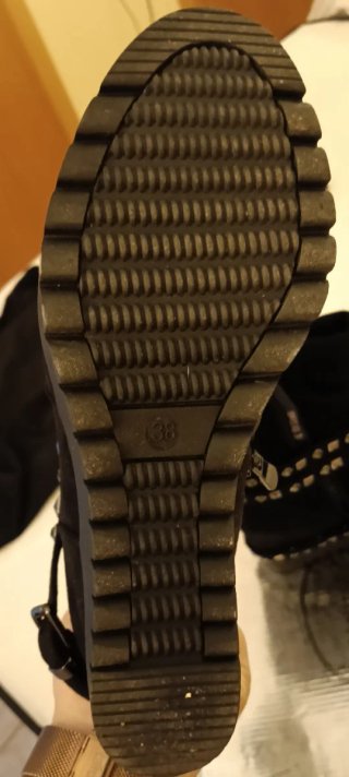 Botines negros con tachuelas talla 38
