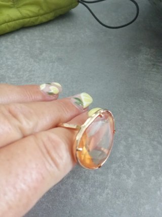 Anillo con piedra grande