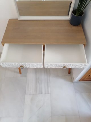 Tocador de madera con espejo