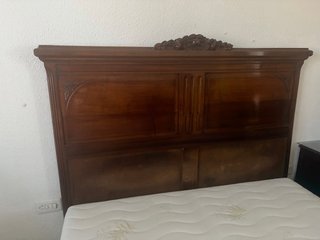 Cabecero de cama antiguo de madera