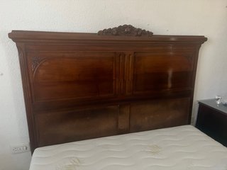 Cabecero de cama antiguo de madera