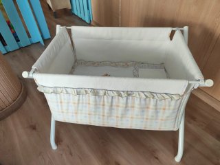 Mini cuna blanca con estampado
