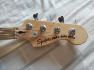 Bajo Squier Precision Bass Negro con amplificador