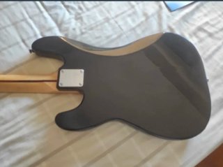 Bajo Squier Precision Bass Negro con amplificador