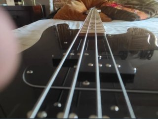 Bajo Squier Precision Bass Negro con amplificador