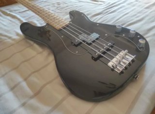 Bajo Squier Precision Bass Negro con amplificador
