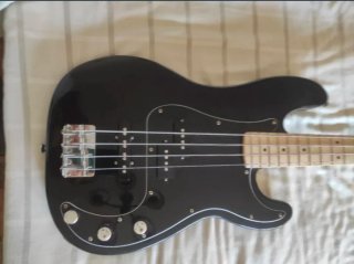 Bajo Squier Precision Bass Negro con amplificador