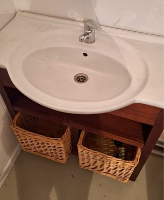 Mueble de baño con lavabo y cestas