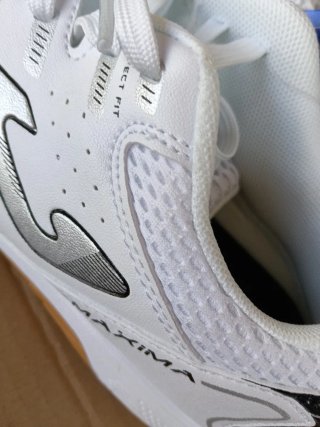 Zapatillas Joma Blancas y Plateadas