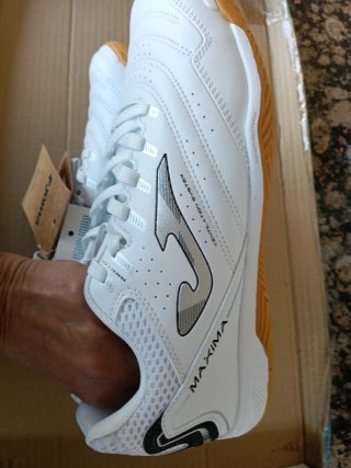 Zapatillas Joma Blancas y Plateadas