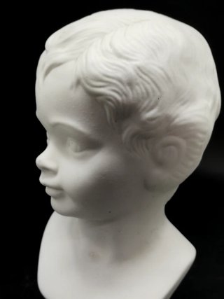 Precioso busto niño porcelana mate Sambo