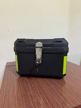 Baúl Maleta Moto 45L Negro con Llave