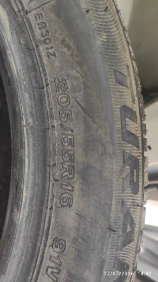Neumáticos de coche casi nueve 2/ 40€ 205/55/16