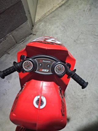 Moto correpasillos Injusa Roja