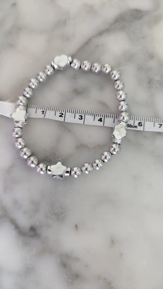 Pulseras con cuentas y estrellas plateadas