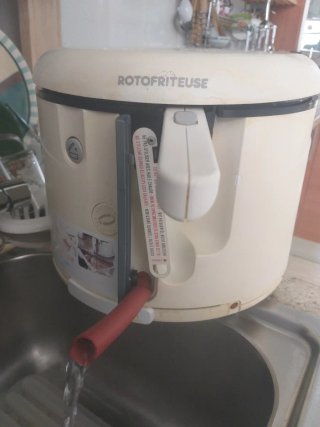Freidora eléctrica DeLonghi.