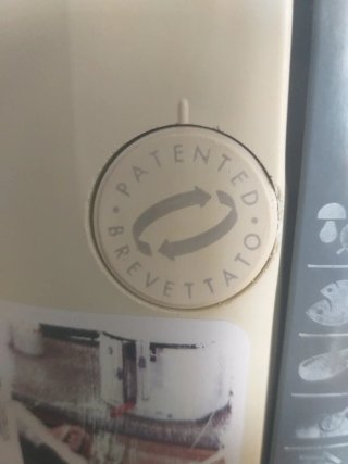 Freidora eléctrica DeLonghi.