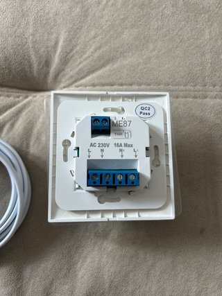 Termostato de pared blanco