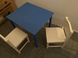 Mesita y dos sillas infantiles