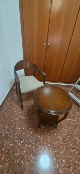 Mesa auxiliar redonda madera y silla