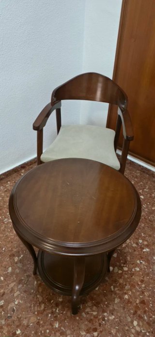 Mesa auxiliar redonda madera y silla