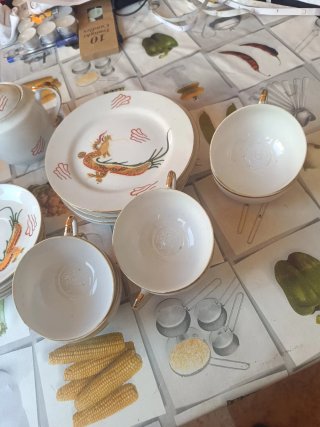 Juego porcelana dragón dorado falta un plato peque