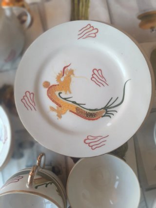 Juego porcelana dragón dorado falta un plato peque