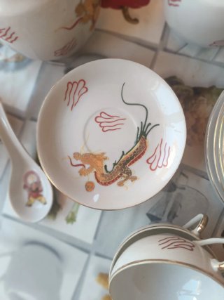 Juego porcelana dragón dorado falta un plato peque