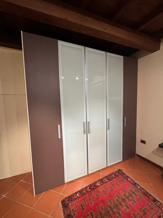 Armario de dormitorio con mesitas de noche