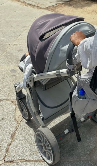 Carrito de bebé gris