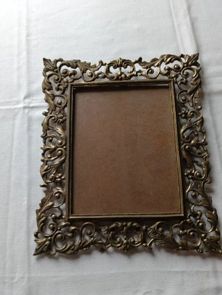 Marco de bronce antiguo decorado