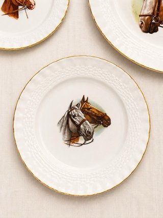 Vajilla de porcelana con caballos y borde dorado