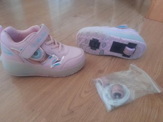 Zapatillas con ruedas rosas y plateadas con luces