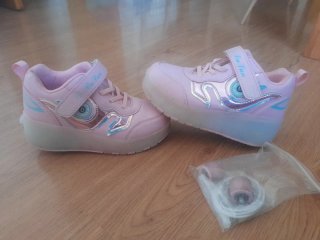 Zapatillas con ruedas rosas y plateadas con luces