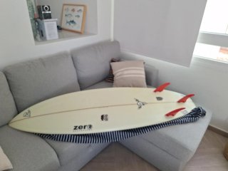 Tabla de surf de fibra con funda
