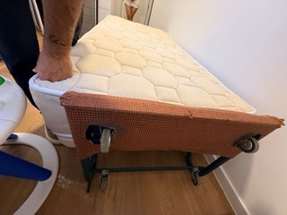 Cama con base tapizada y patas