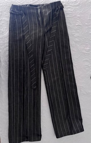 Traje chica  gris con raya blanca