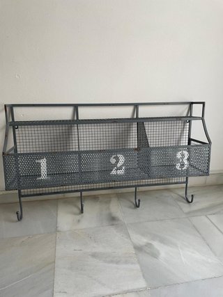 Estante metálico gris con ganchos