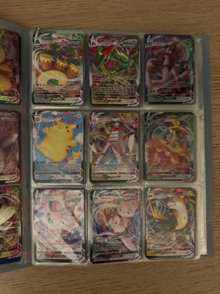 Álbum Pokémon con muchas cartas