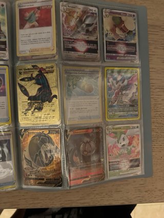 Álbum Pokémon con muchas cartas